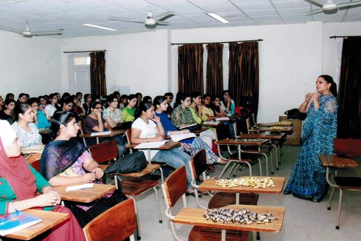 Guru Nanak Khalsa College for Women campus in Ludhiana, Punjab, India — photo 2