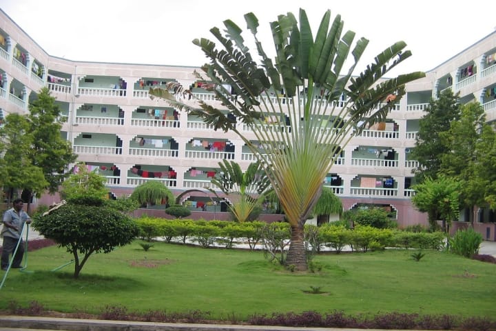 SRM College of Pharmacy campus in Kattankulathur, Tamil Nadu, India — photo 3