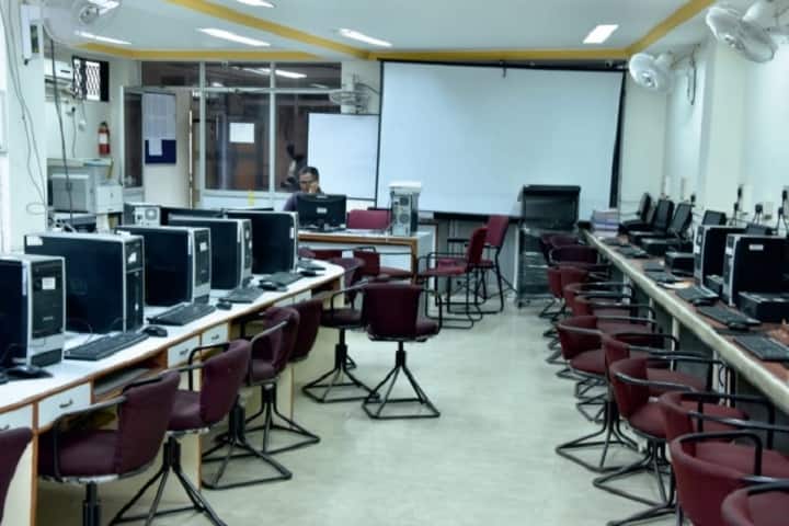 PMB Gujarati Commerce College campus in Indore, Madhya Pradesh, India — photo 6
