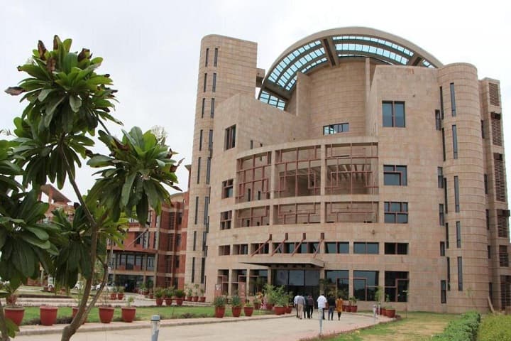 Pandit Lakhmi Chand State University of Performing and Visual Arts campus in Rohtak, Haryana, India — photo 4