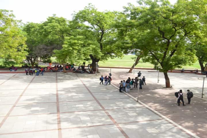 H L College of Commerce campus in Ahmedabad, Gujarat, India — photo 1
