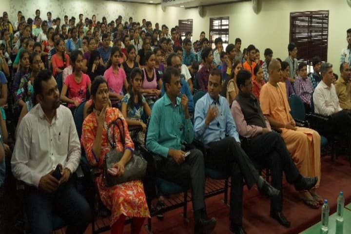 H L College of Commerce campus in Ahmedabad, Gujarat, India — photo 2