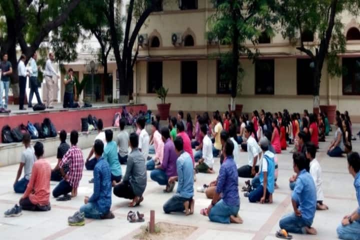 H L College of Commerce campus in Ahmedabad, Gujarat, India — photo 3