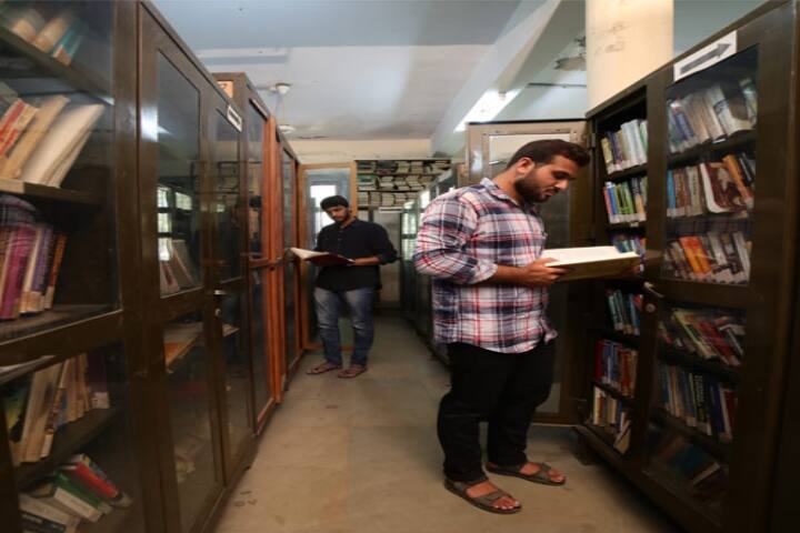 H L College of Commerce campus in Ahmedabad, Gujarat, India — photo 6
