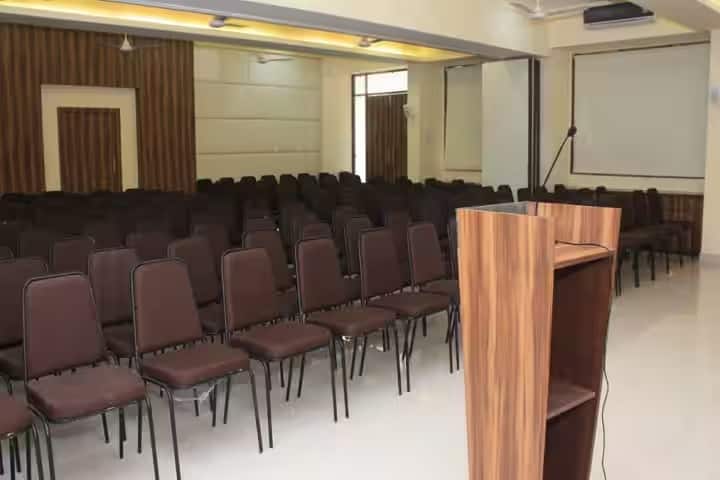 Prahladrai Dalmia Lions College of Commerce and Economics campus in Mumbai, Maharashtra, India — photo 2