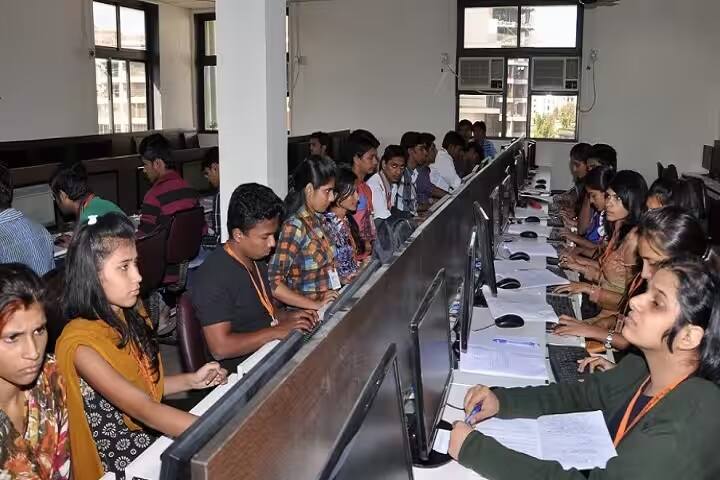 Prahladrai Dalmia Lions College of Commerce and Economics campus in Mumbai, Maharashtra, India — photo 3
