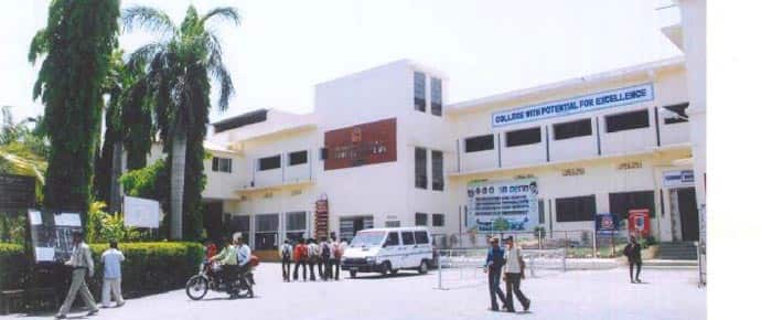Yeshwant Mahavidyalaya, Nanded campus in Nanded, Maharashtra, India