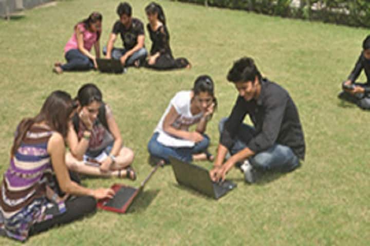 Shrimati RKD Khanusiya M Ed College campus in Palanpur, Gujarat, India — photo 3