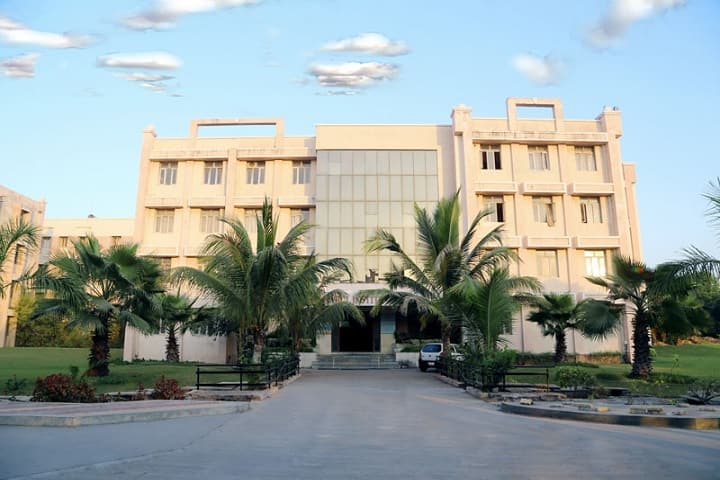 Parul Institute of Commerce campus in Waghodia, Gujarat, India — photo 1