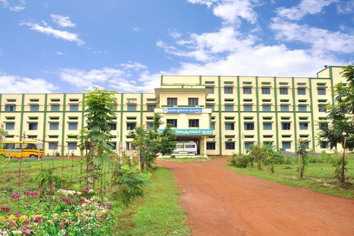 Dwarampudi Lakshmana Reddy College campus in East Godavari, Andhra Pradesh, India — photo 1