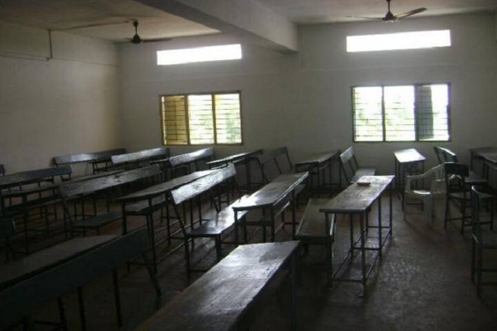 Dwarampudi Lakshmana Reddy College campus in East Godavari, Andhra Pradesh, India — photo 2