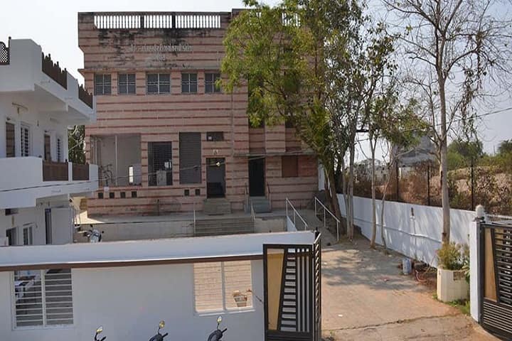Shree Ghantakarana Mahavir Physiotherapy College campus in Godhra, Gujarat, India — photo 1