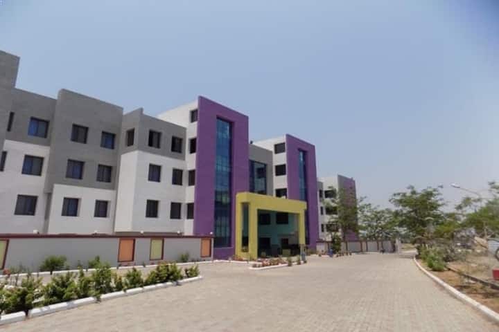 UKA Tarsadia University campus in Bardoli, Gujarat, India — photo 2