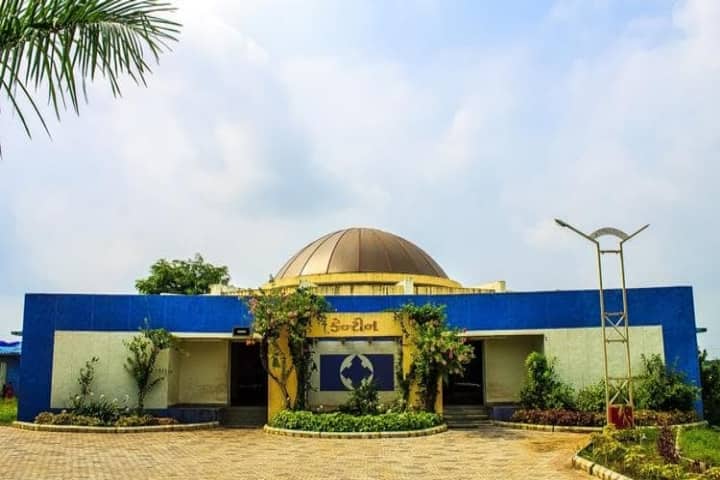 UKA Tarsadia University campus in Bardoli, Gujarat, India — photo 3