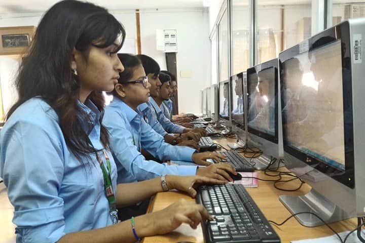 Parul Institute of Pharmacy campus in Limda, Gujarat, India — photo 5