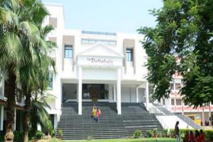 Sadanlal Sanwaldas Khanna Mahila Mahavidyalaya campus in Allahabad, Uttar Pradesh, India — photo 3