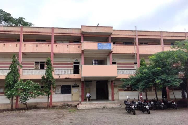 Shrimantraje Daulatsinghji Rawal College of Education campus in Dondaicha, Maharashtra, India — photo 1