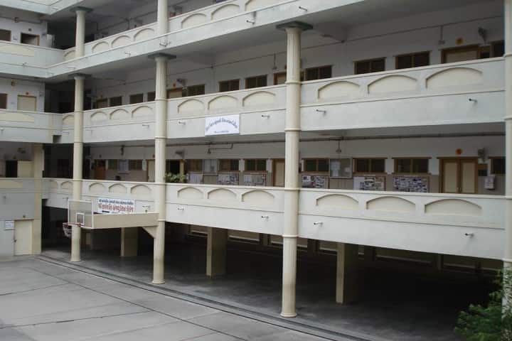 Revaba Sarvajanik Education College campus in Mehsana, Gujarat, India — photo 1