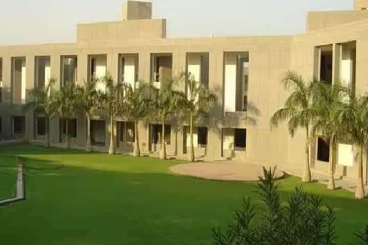 Shree PDM Graduate Teacher's College campus in Rajkot, Gujarat, India — photo 1