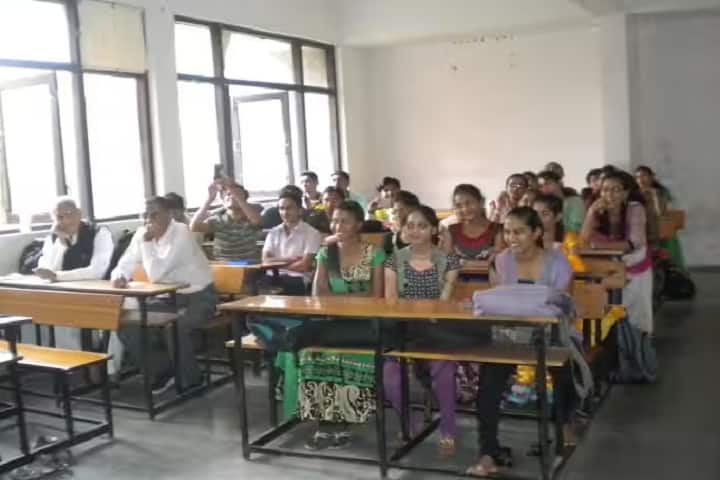 Shree PDM Graduate Teacher's College campus in Rajkot, Gujarat, India — photo 2