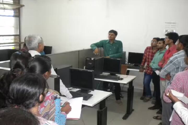 Shree PDM Graduate Teacher's College campus in Rajkot, Gujarat, India — photo 4