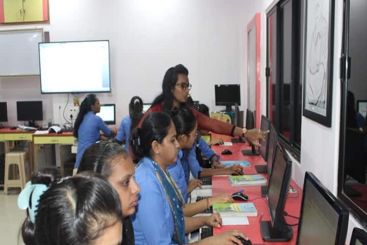Navyug B Ed College campus in Morbi, Gujarat, India — photo 4