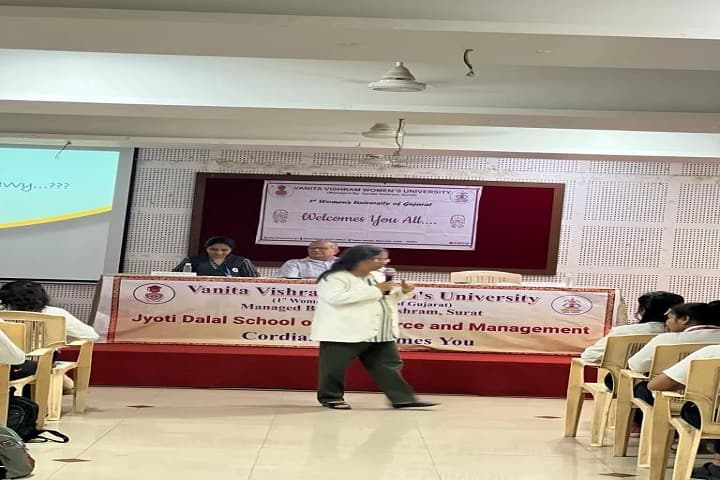 Vanita Vishram Womens University campus in Surat, Gujarat, India — photo 2