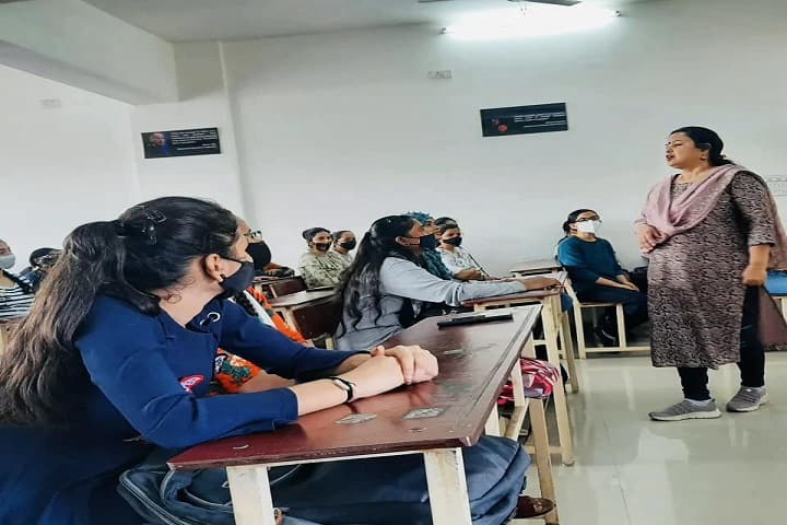 Vanita Vishram Womens University campus in Surat, Gujarat, India — photo 3