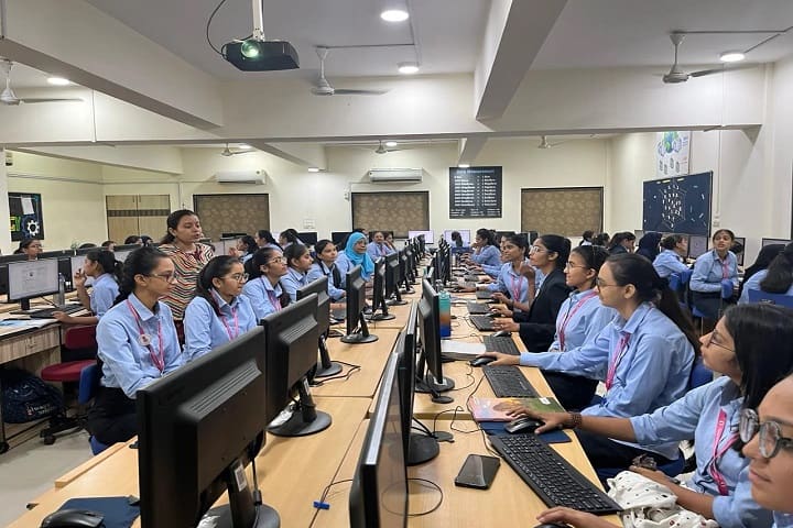 Vanita Vishram Womens University campus in Surat, Gujarat, India — photo 4
