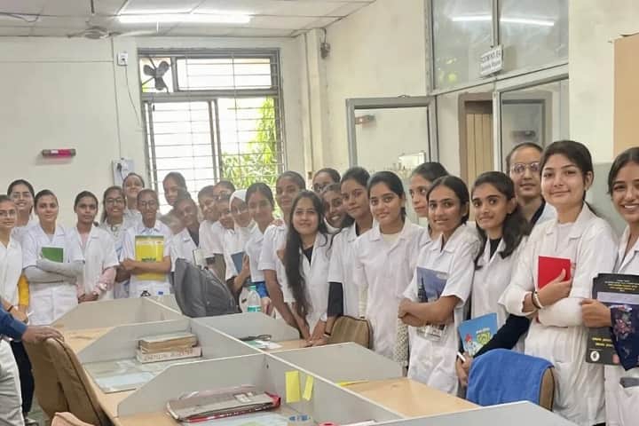 Vanita Vishram Womens University campus in Surat, Gujarat, India — photo 6