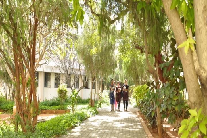 Adhiparasakthi Engineering College campus in Kancheepuram, Tamil Nadu, India — photo 1