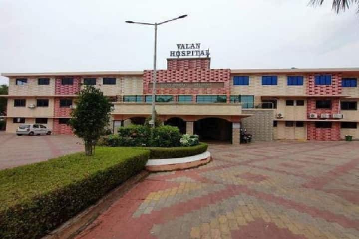 Valan Homoeopathic Medical College and Hospital campus in Vadodara, Gujarat, India — photo 1
