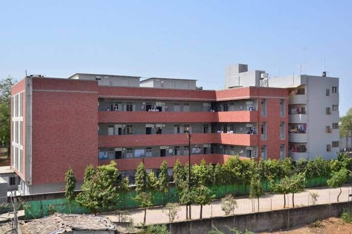 Shree Mahalaxmiji Mahila Homoeopathic Medical College campus in Vadodara, Gujarat, India — photo 1