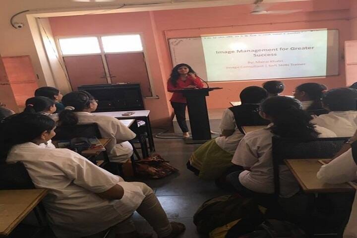 Shree Mahalaxmiji Mahila Homoeopathic Medical College campus in Vadodara, Gujarat, India — photo 4
