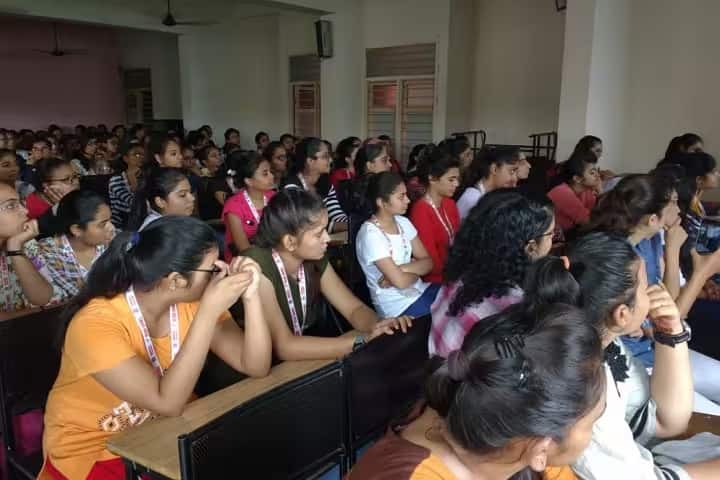 Shree Mahalaxmiji Mahila Homoeopathic Medical College campus in Vadodara, Gujarat, India — photo 6