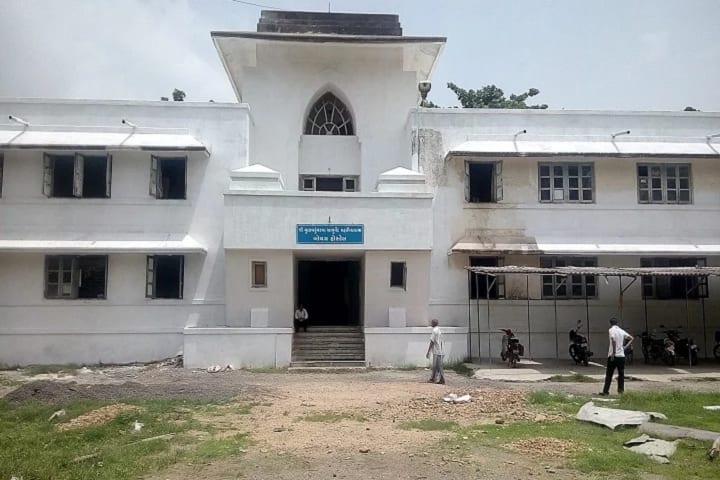 Shree Gulabkunverba Ayurved Mahavidyalaya campus in Jamnagar, Gujarat, India — photo 2
