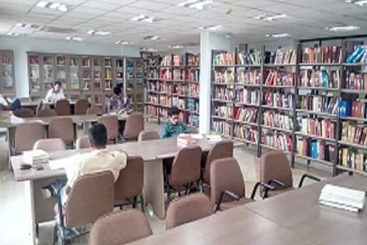 Shree Gulabkunverba Ayurved Mahavidyalaya campus in Jamnagar, Gujarat, India — photo 3