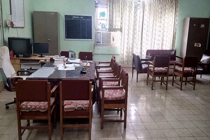 Shree Gulabkunverba Ayurved Mahavidyalaya campus in Jamnagar, Gujarat, India — photo 4