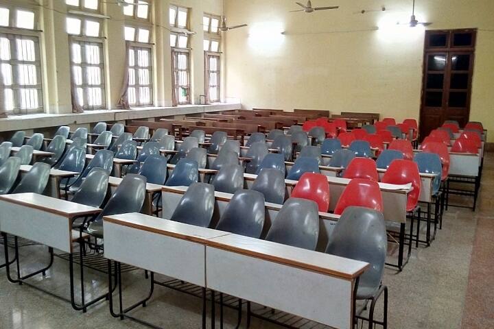 Shree Gulabkunverba Ayurved Mahavidyalaya campus in Jamnagar, Gujarat, India — photo 6