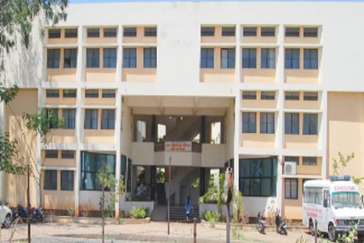 PSPMs Mahila Homoeopathic Medical College campus in Solapur, Maharashtra, India — photo 1