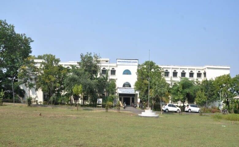MSP Mandal's Swatantrya Senani Ramrao Awargaonkar Law College campus in Beed, Maharashtra, India — photo 1