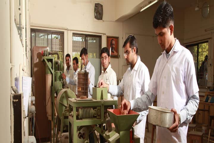 Shree Manibhai Virani and Smt Navalben Virani Science College campus in Rajkot, Gujarat, India — photo 6