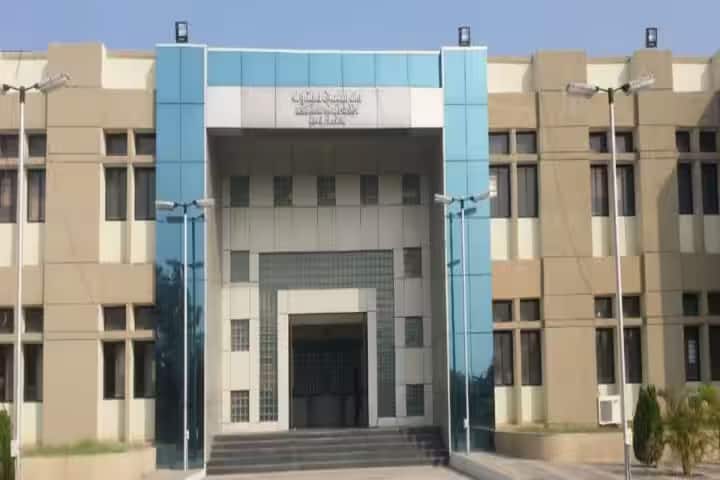 Shri CH Bhil Government Arts and Commerce College campus in Chhota Udaipur, Gujarat, India — photo 2