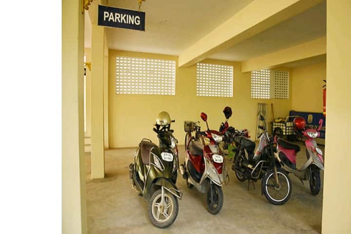 Holy Cross College of Education campus in Tiruchirappalli, Tamil Nadu, India — photo 3