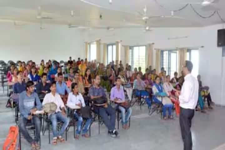 J and R B Ed College campus in Dahod, Gujarat, India — photo 3