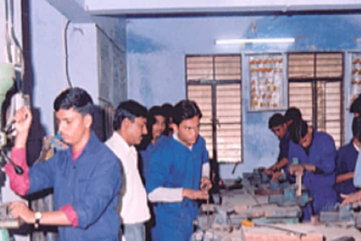 Navjeevan Education Society's Polytechnic campus in Mumbai, Maharashtra, India — photo 4