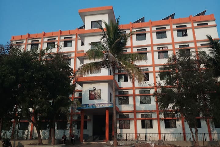 Pratibhatai Pawar College of Pharmacy campus in Wadala Mahadeo, Maharashtra, India — photo 1