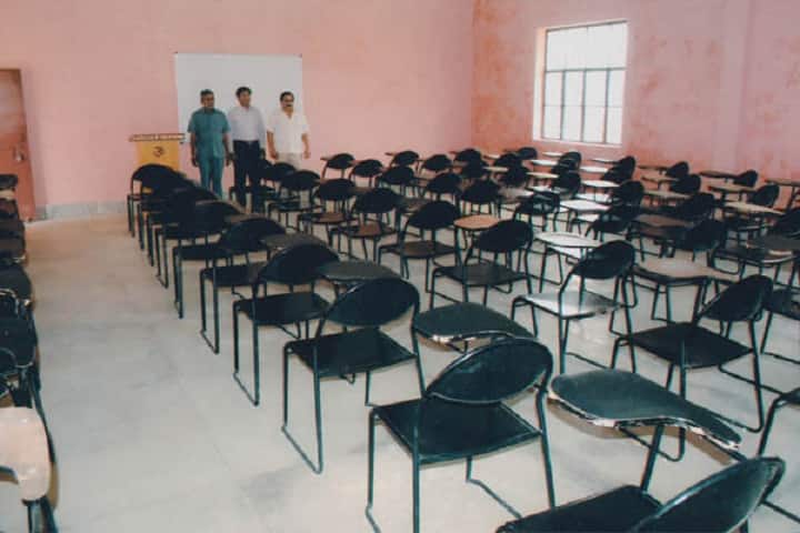 KM College of Education campus in Kanpur, Uttar Pradesh, India — photo 3