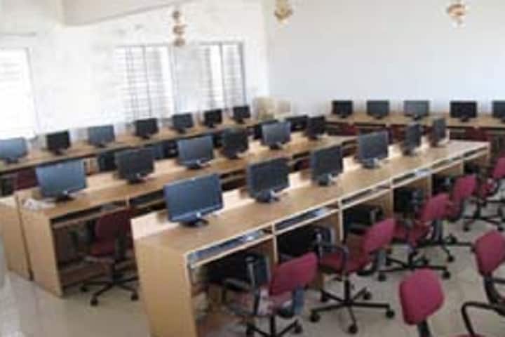 Theni Kammavar Sangam College of Education campus in Theni, Tamil Nadu, India — photo 4