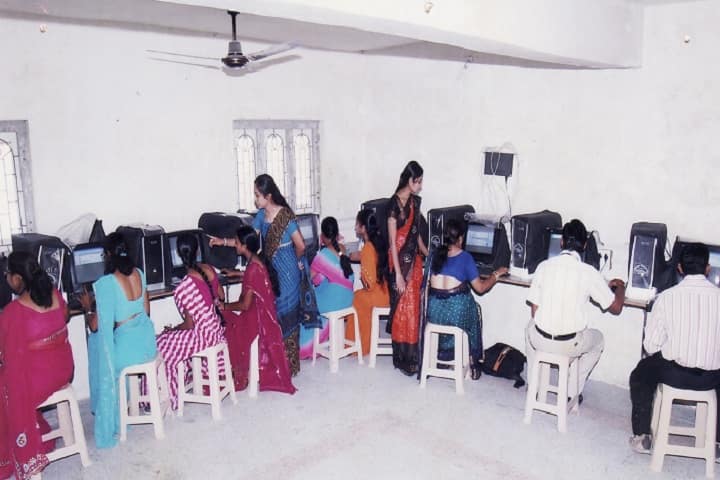 Shreemati Meenakshiben Shantibhai Dave College of Education campus in Jamnagar, Gujarat, India — photo 2